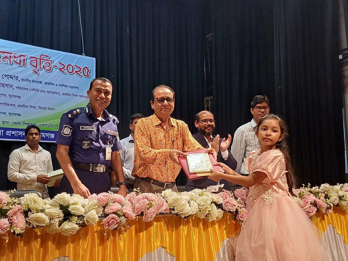 সুনামগঞ্জে শিক্ষার্থীদের হাতে মেধা যাচাই পরীক্ষার পুরস্কার তুলে দিচ্ছেন প্রাথমিক ও গণশিক্ষা উপদেষ্টা বিধান রঞ্জন রায় পোদ্দার। আজ রোববার দুপুরে জেলা শিল্পকলা একাডেমির হাসন রাজা মিলনায়তনে