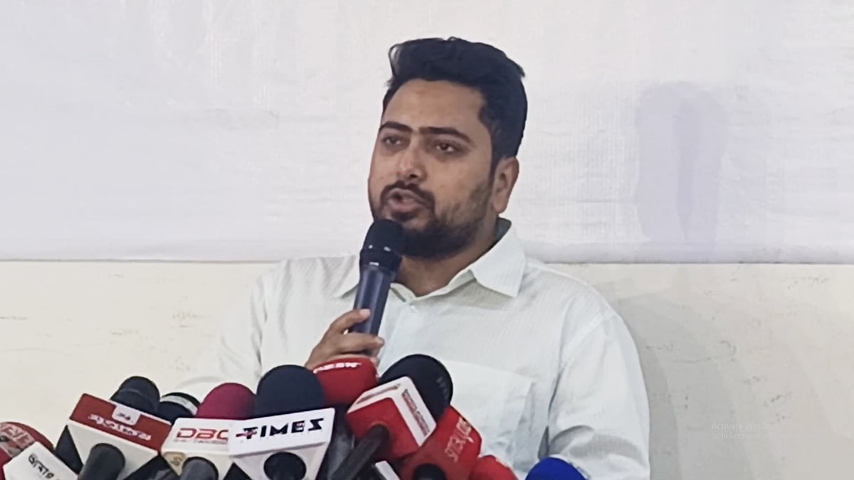 রাজনৈতিক পরিস্থিতি নিয়ে সাংবাদিকদের সঙ্গে কথা বলেন এনসিপির আহ্বায়ক নাহিদ ইসলাম৷ বাংলামোটরে এনসিপির অস্থায়ী কেন্দ্রীয় কার্যালয়ে আজ রোববার