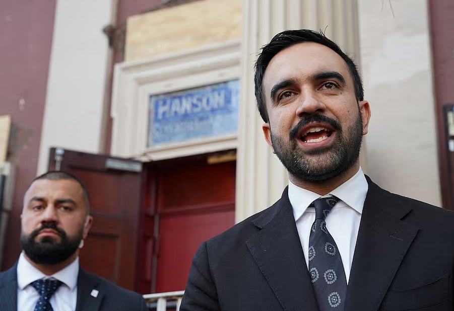 নিউইয়র্ক সিটির মেয়র পদে ডেমোক্র্যাট প্রার্থী জোহরান মামদানি নির্বাচনী প্রচারে বক্তব্য দিচ্ছেন। ১ নভেম্বর ২০২৫ ব্রুকলিনের হ্যানসন প্লেস সেভেন্থ-ডে অ্যাডভেন্টিস্ট চার্চে