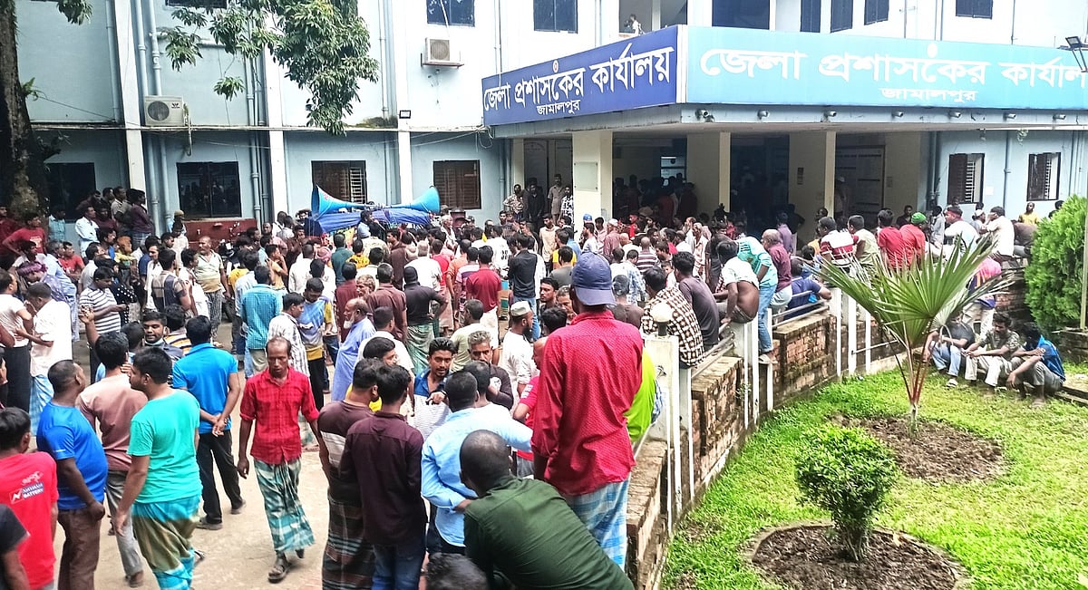 জামালপুর শহরে ইজিবাইকের লাইসেন্স ফি বৃদ্ধির প্রতিবাদ ও পাঁচ দফা দাবিতে অবস্থান নেন চালক ও মালিকেরা। আজ রোববার বেলা আড়াইটার দিকে জেলা প্রশাসকের কার্যালয় প্রাঙ্গণে