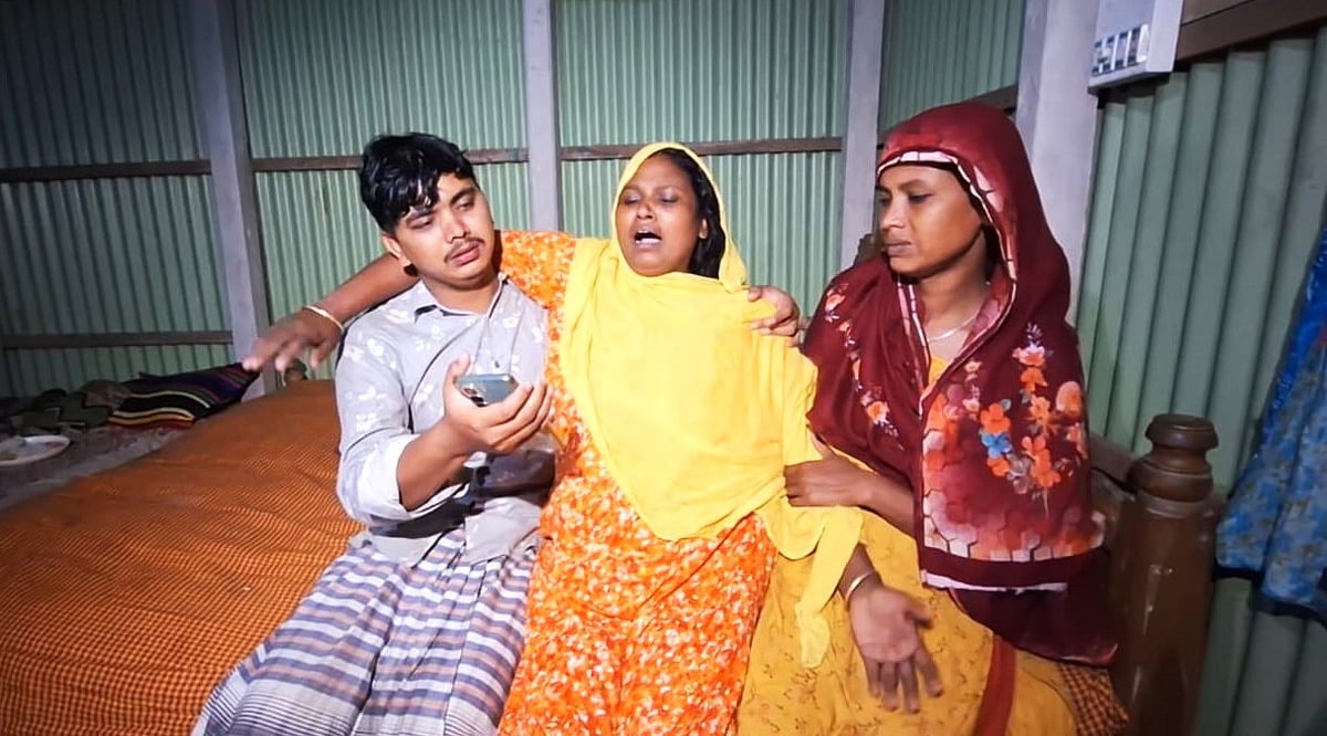 জামালপুরের মাদারগঞ্জ উপজেলায় ঝিনাই নদের পানিতে ডুবে নিখোঁজ শিশু বৈশাখীর লাশ উদ্ধারের খবরে তার স্বজনদের আহাজারি। আজ রোববার সকালে উপজেলার সিধুলী ইউনিয়নের চরভাটিয়ানী এলাকায় বৈশাখীর বাড়িতে