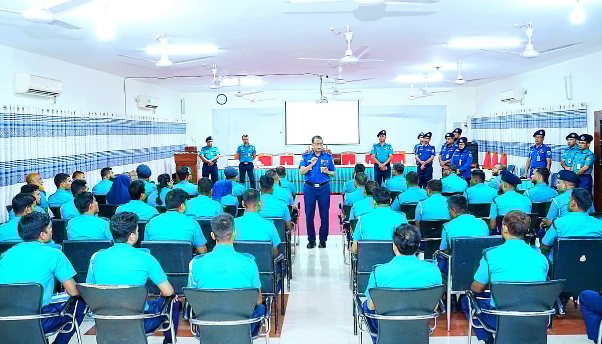 প্রশিক্ষণ কর্মশালায় পুলিশের মহাপরিদর্শক (আইজিপি) বাহারুল আলম। রোববার বিকেলে রাজশাহী মহানগর পুলিশ লাইনসের পিওএম সভাকক্ষে