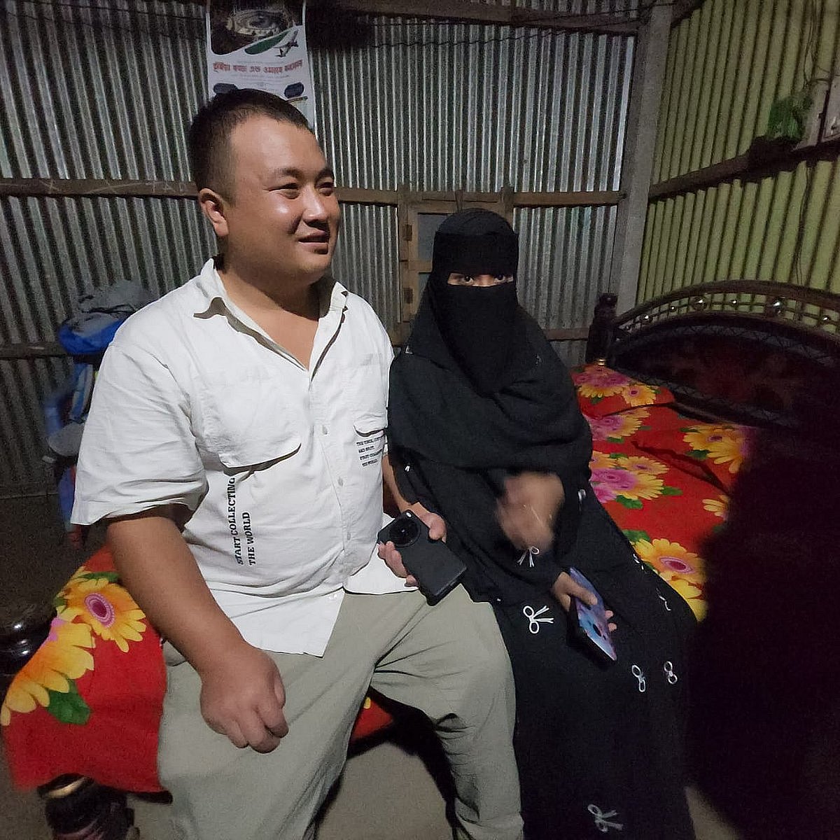 চীনা যুবক ওয়াং তাও এবং ব্রাহ্মণবাড়িয়ার নাসিরনগরের তরুণী সুরমা আক্তার। গতকাল শনিবার সন্ধ্যায় তোলা