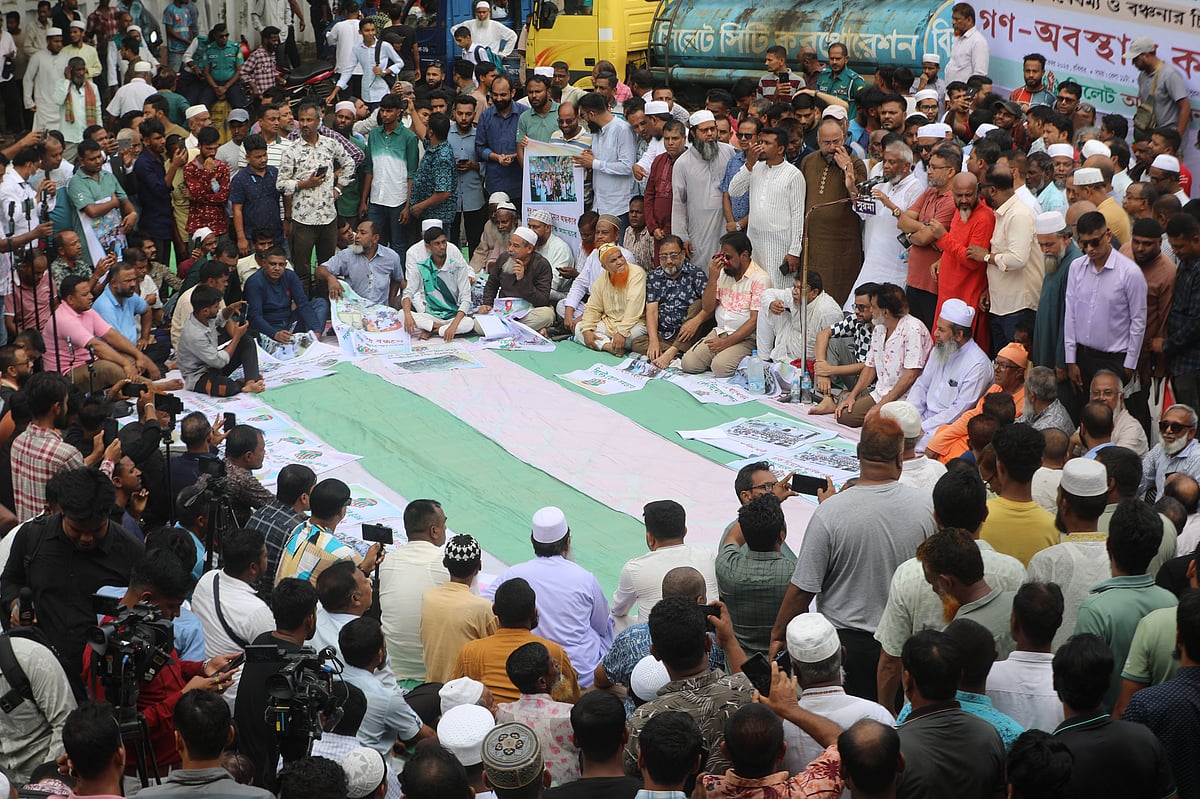 সিলেটের উন্নয়ন বৈষম্যের প্রতিবাদে নগরের কোর্ট পয়েন্টে গণ-অবস্থান কর্মসূচি। আজ রোববার দুপুরে