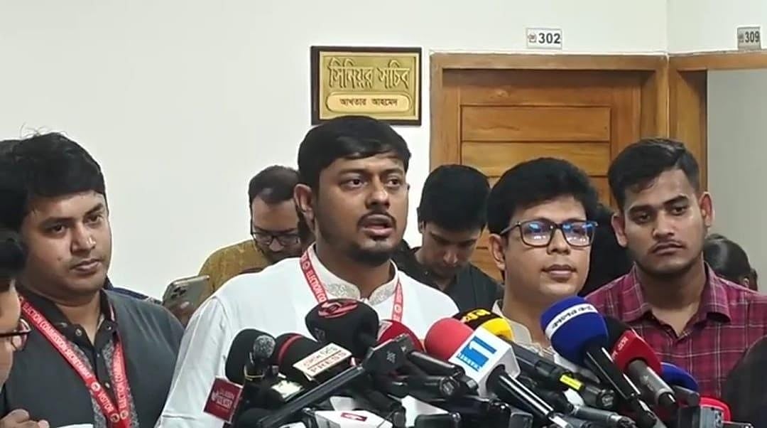 প্রধান নির্বাচন কমিশনার (সিইসি) এ এম এম নাসির উদ্দিনের সঙ্গে বৈঠক শেষে সাংবাদিকদের ব্রিফ করেন এনসিপির মুখ্য সমন্বয়ক নাসীরুদ্দীন পাটোয়ারী। আজ রোববার রাজধানীর আগারগাঁওয়ে নির্বাচন ভবনে