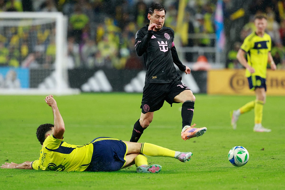 বল নিয়ে এগিয়ে যাওয়ার চেষ্টায় লিওনেল মেসি