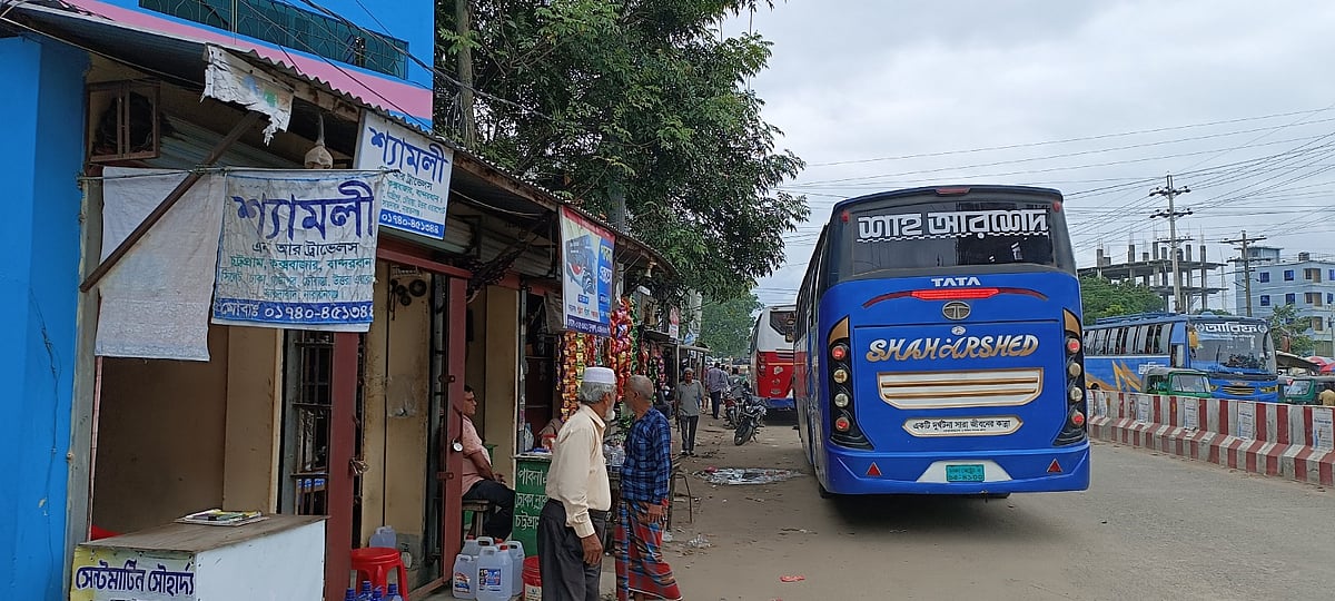 পাবনা-ঢাকা রুটে আবারও বাস চলাচল বন্ধ হয়ে গেছে। বিভিন্ন পরিবহনের কাউন্টারের বেশির ভাগই বন্ধ। আজ রোববার দুপুরে পাবনার বেড়া বাসস্ট্যান্ড এলাকায়
