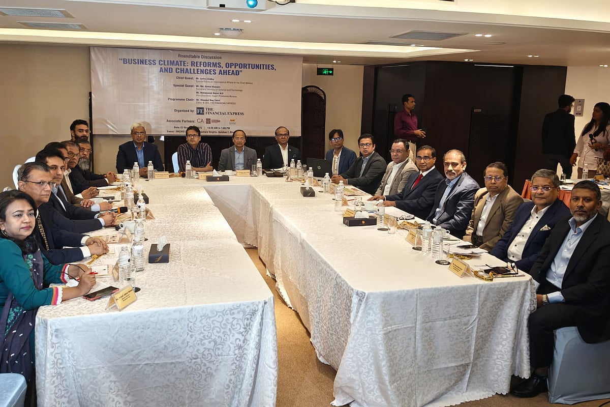 আজ গুলশানের এক হোটেলে ইংরেজি দৈনিক ফিন্যান্সিয়াল এক্সপ্রেস আয়োজিত অর্থনৈতিক সংস্কারবিষয়ক এক সেমিনারে বক্তব্য রাখছেন প্রধান উপদেষ্টার আন্তর্জাতিক বিষয়সংক্রান্ত বিশেষ দূত লুৎফে সিদ্দিকী