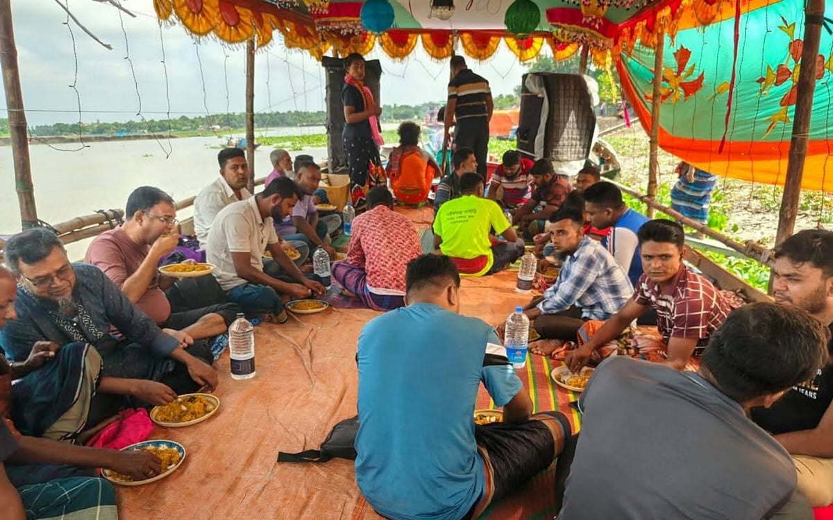 পাইকগাছা উপজেলার শিবসা নদীর তীর থেকে ট্রলারে চেপে দুবলার চরের রাস উৎসবে যোগ দিতে রওনা দিচ্ছেন পুণ্যার্থীরা। আজ সোমবার সকালে