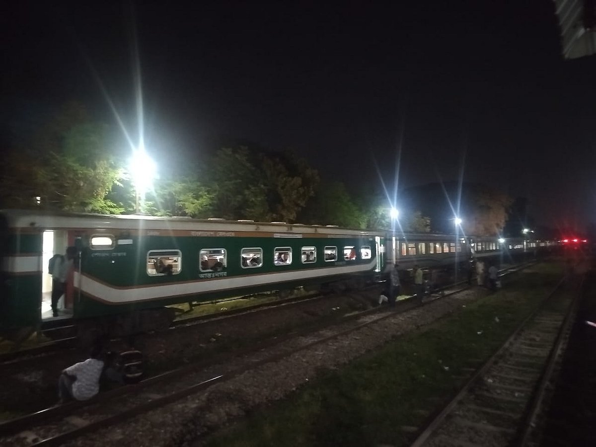 রেললাইন অবরোধ করায় চট্টগ্রামের সীতাকুণ্ড স্টেশনে আটকা পড়ে চট্টগ্রামমুখী চট্টলা এক্সপ্রেস ট্রেন। আজ সোমবার রাত ১০টার দিকে