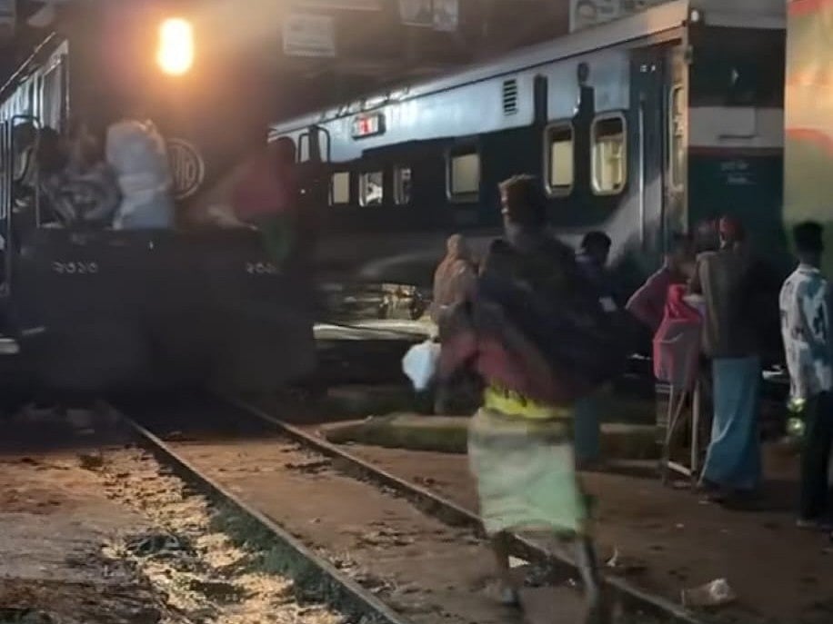পাশের ট্রেন ধরার জন্য চলন্ত ট্রেনের সামনে দিয়ে দৌড়ে যাচ্ছিলেন জালাল উদ্দিন। গতকাল রাতে গাজীপুরের শ্রীপুর রেলস্টেশন এলাকায়