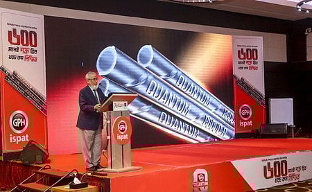 জিপিএইচ ইস্পাত আয়োজিত দেশে আরসিসি কাঠামো নির্মাণে উন্নত মানের রিবার ব্যবহারবিষয়ক সেমিনারে বক্তব্য দিচ্ছেন শিক্ষাবিদ ও কাঠামো প্রকৌশল বিশেষজ্ঞ অধ্যাপক এম শামীম জেড বসুনিয়া। সম্প্রতি চট্টগ্রামের একটি হোটেলে