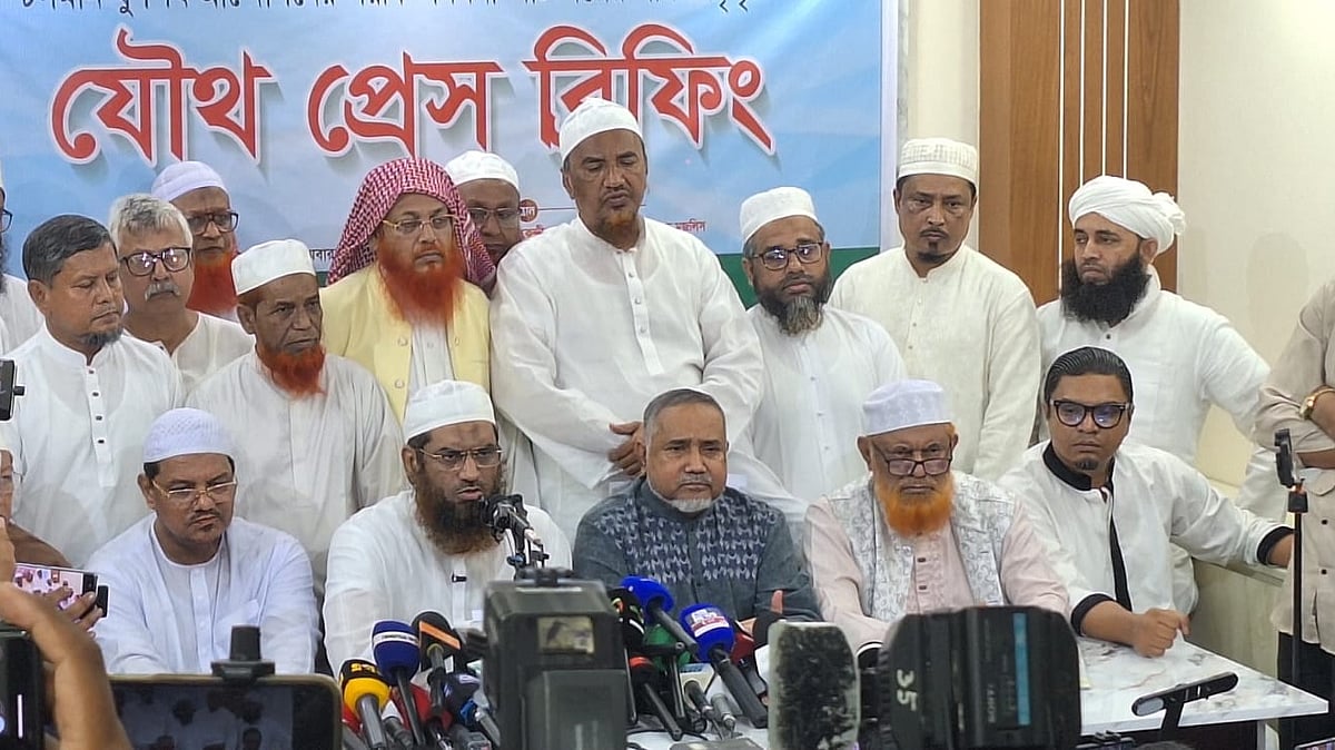 নতুন কর্মসূচি নিয়ে যৌথ সংবাদ সম্মেলনে জামায়াতে ইসলামীসহ আটটি দলের নেতারা। আজ সোমবার রাজধানীর পুরানা পল্টনে খেলাফত মজলিসের কেন্দ্রীয় কার্যালয়ে