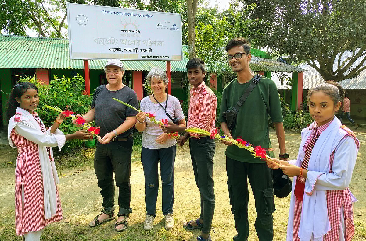 আলোর পাঠশালা পরিদর্শনে আসেন জার্মান ও সুইজারল্যান্ডের দুই পর্যটক। এ সময় বিদ্যালয়ের শিক্ষার্থীরা তাঁদের ফুলের মালা ও ফুলের তোড়া দিয়ে শুভেচ্ছা জানায়। সোমবার বেলা সাড়ে ১১টায় রাজশাহীর গোদাগাড়ীর বাবুডাইংয়ে