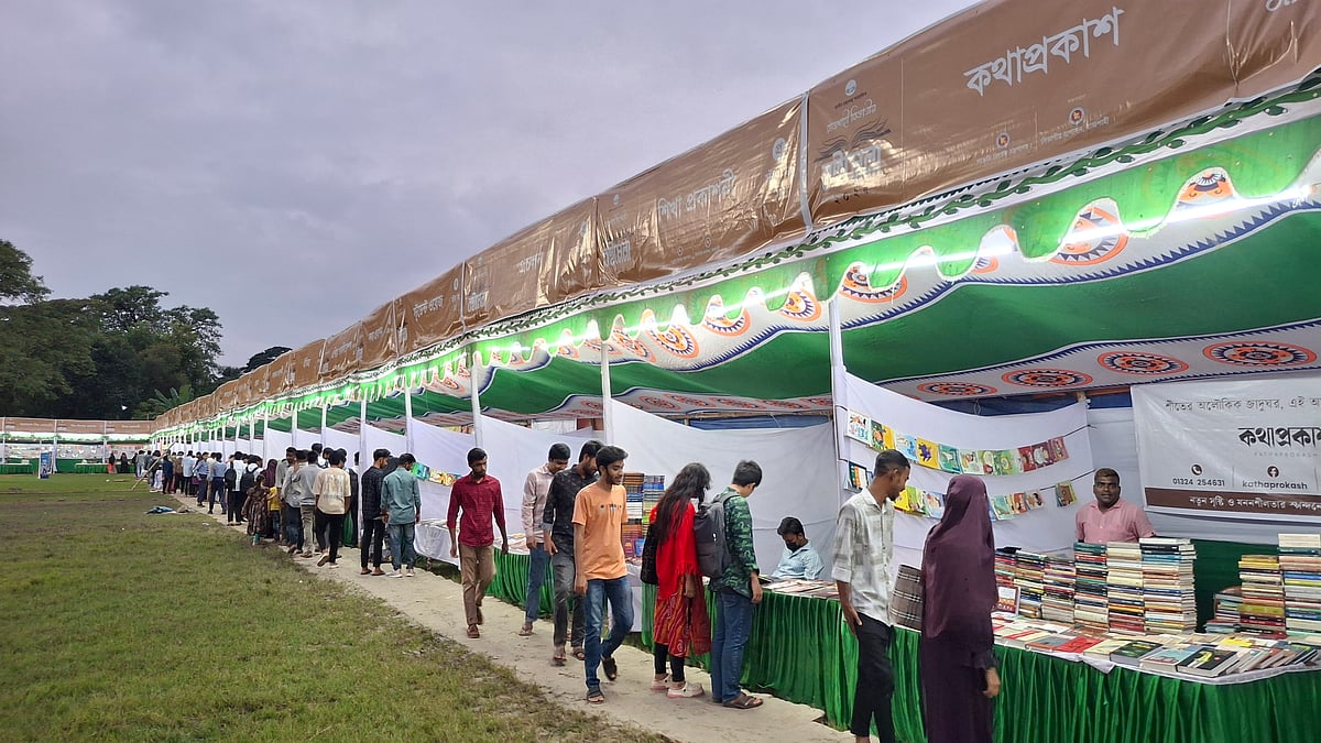 রাজশাহী কালেক্টরেট মাঠে বইমেলায় বিভিন্ন স্টলে দর্শনার্থীদের ভিড়। গতকাল রোববার সন্ধ্যায়
