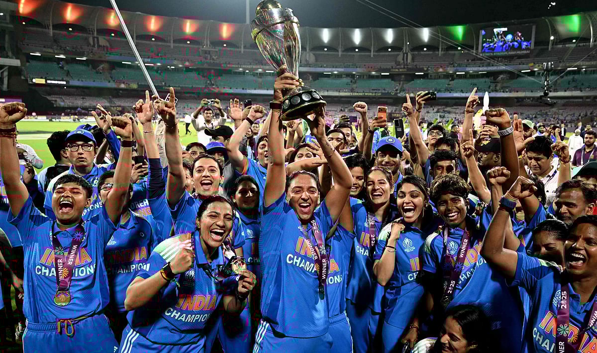 ট্রফি নিয়ে বিশ্ব চ্যাম্পিয়ন ভারত নারী দলের বাঁধনহারা উচ্ছ্বাস। কাল রাতে নাবি মুম্বাইয়ে