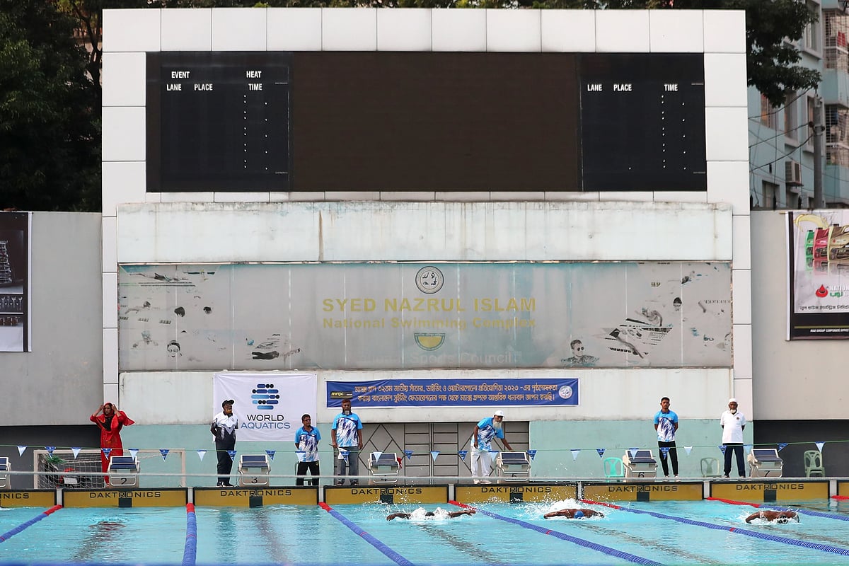 সাঁতারের ইলেকট্রনিক স্কোরবোর্ড অচল হয়ে পড়ে আছে