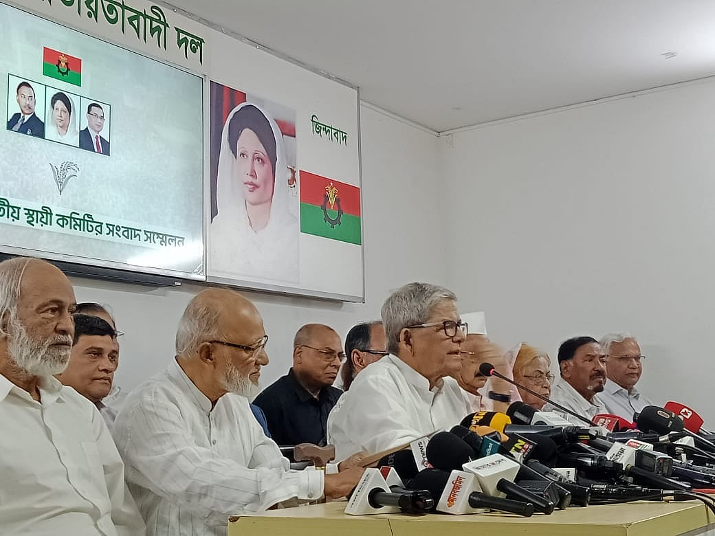 গুলশানে বিএনপির চেয়ারপারসনের কার্যালয়ে সংবাদ সম্মেলনে ত্রয়োদশ সংসদ নির্বাচনের প্রার্থী ঘোষণা করেন দলটির মহাসচিব মির্জা ফখরুল ইসলাম আলমগীর