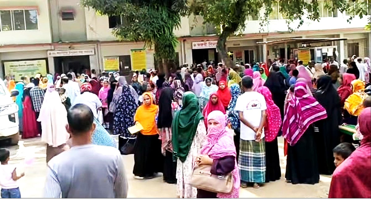 জামালপুরের সরিষাবাড়ী উপজেলা স্বাস্থ্য কমপ্লেক্সের স্টোররুমে আগুন লাগার পর আতঙ্কে রোগী ও তাঁদের স্বজনরা বাহিরে চলে আসে। সোমবার দুপুরে