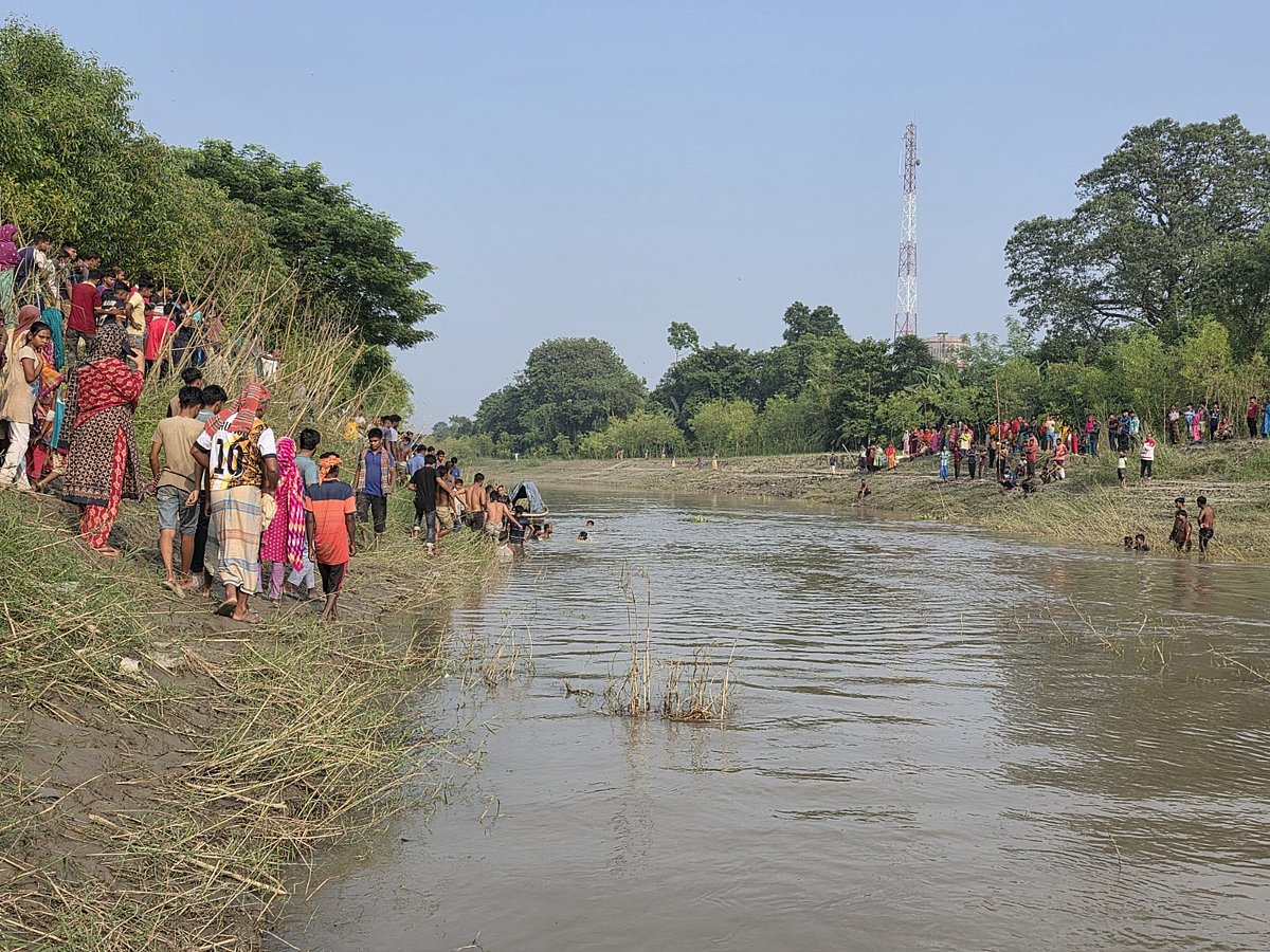 রাজশাহী চারঘাটে বড়াল নদে ডুবে যাওয়া দুই কিশোরের উদ্ধারকাজ দেখতে নদের দুই পাড়ে মানুষেরা ভিড় করেন। আজ সোমবার দুপুরে রাজশাহীর চারঘাটে