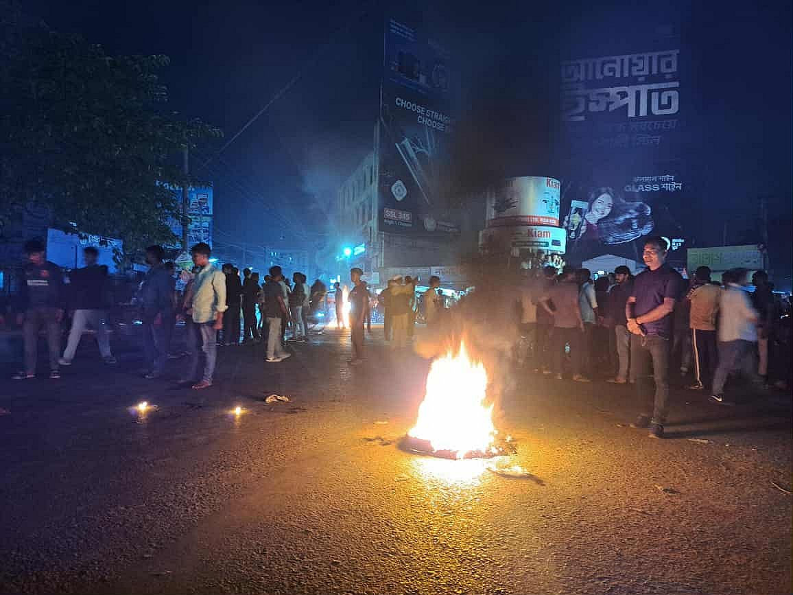 বিএনপির মনোনয়ন না পাওয়ায় কুষ্টিয়ার সাবেক সংসদ সদস্য সোহরাব উদ্দিনের অনুসারীদের বিক্ষোভ। সোমবার রাতে কুষ্টিয়া শহরের মজমপুর এলাকায়