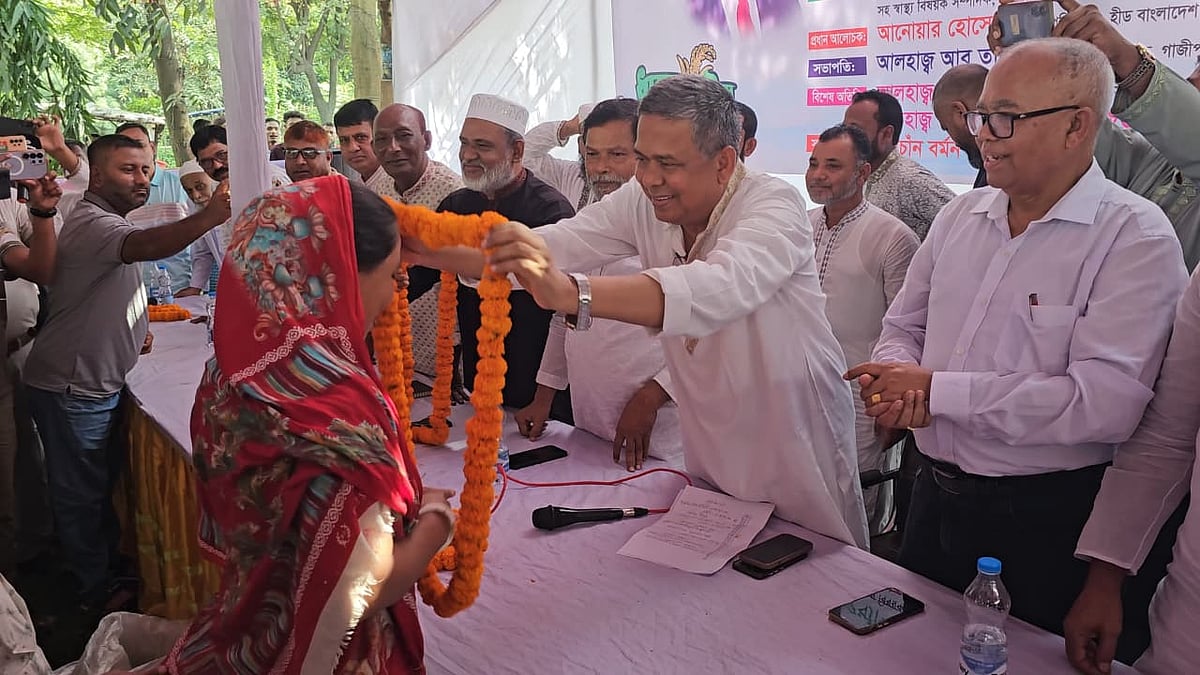 ক্ষুদ্র জাতিগোষ্ঠীর এক সদস্যকে ফুলের মালা পরিয়ে বরণ করে নিচ্ছেন বিএনপির সহ-স্বাস্থ্যবিষয়ক সম্পাদক রফিকুল ইসলাম। আজ সোমবার দুপুরে সদর উপজেলার নৌলাপাড়া এলাকার জেসন গেট মাঠে