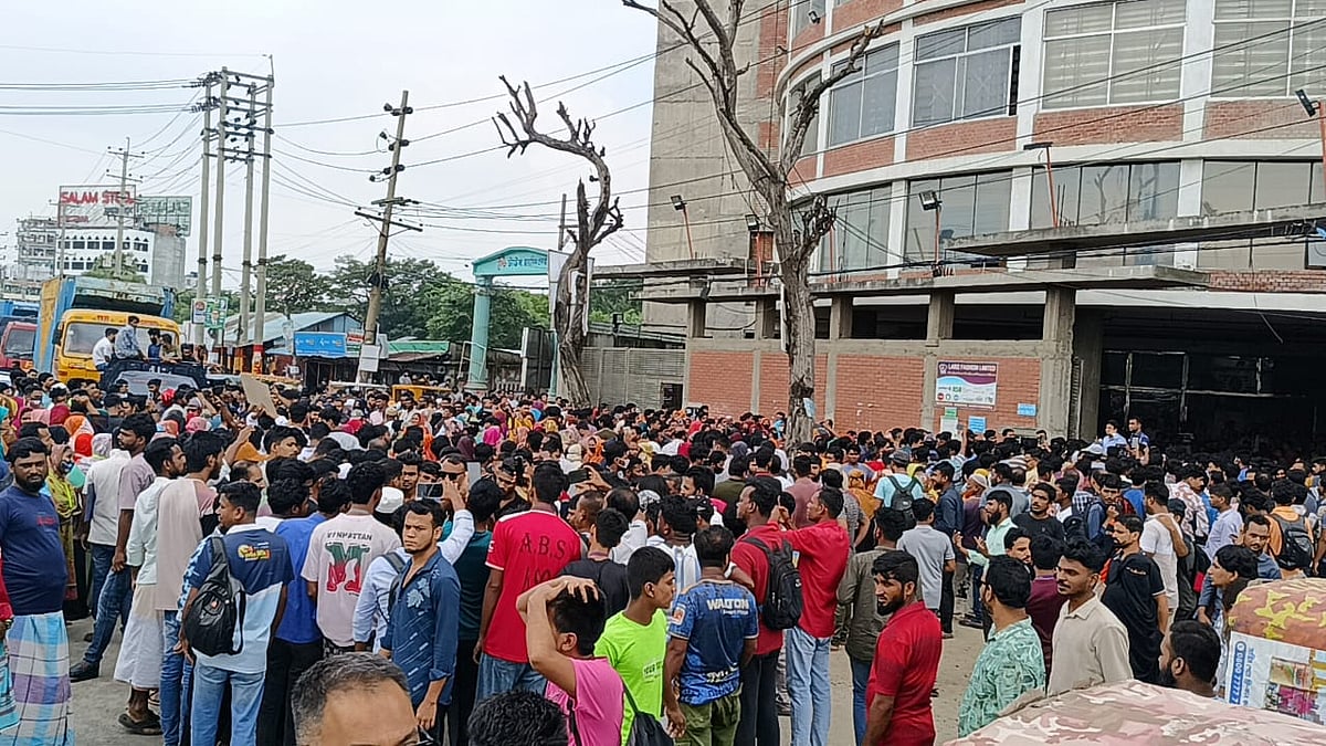 নারায়ণগঞ্জে নারী শ্রমিকের মৃত্যুতে দুই ঘণ্টা মহাসড়ক অবরোধ করে রাখে সহকর্মীরা। আজ সোমবার