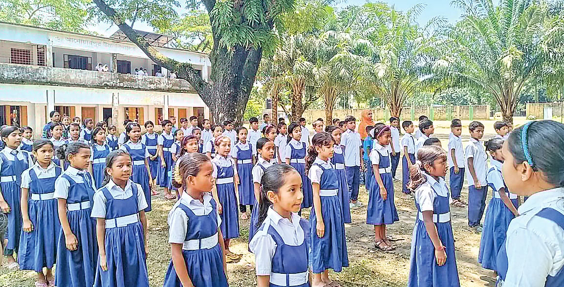 সুনামগঞ্জের সরকারি প্রাথমিক বিদ্যালয়গুলোতে বিশেষ মানোন্নয়ন পরীক্ষা চালুর পর বেড়েছে শিক্ষার্থীর উপস্থিতি। তাহিরপুর উপজেলার আনোয়ারপুর সরকারি প্রাথমিক বিদ্যালয়ে প্রাত্যহিক সমাবেশে শিশুরা। গত রোববার