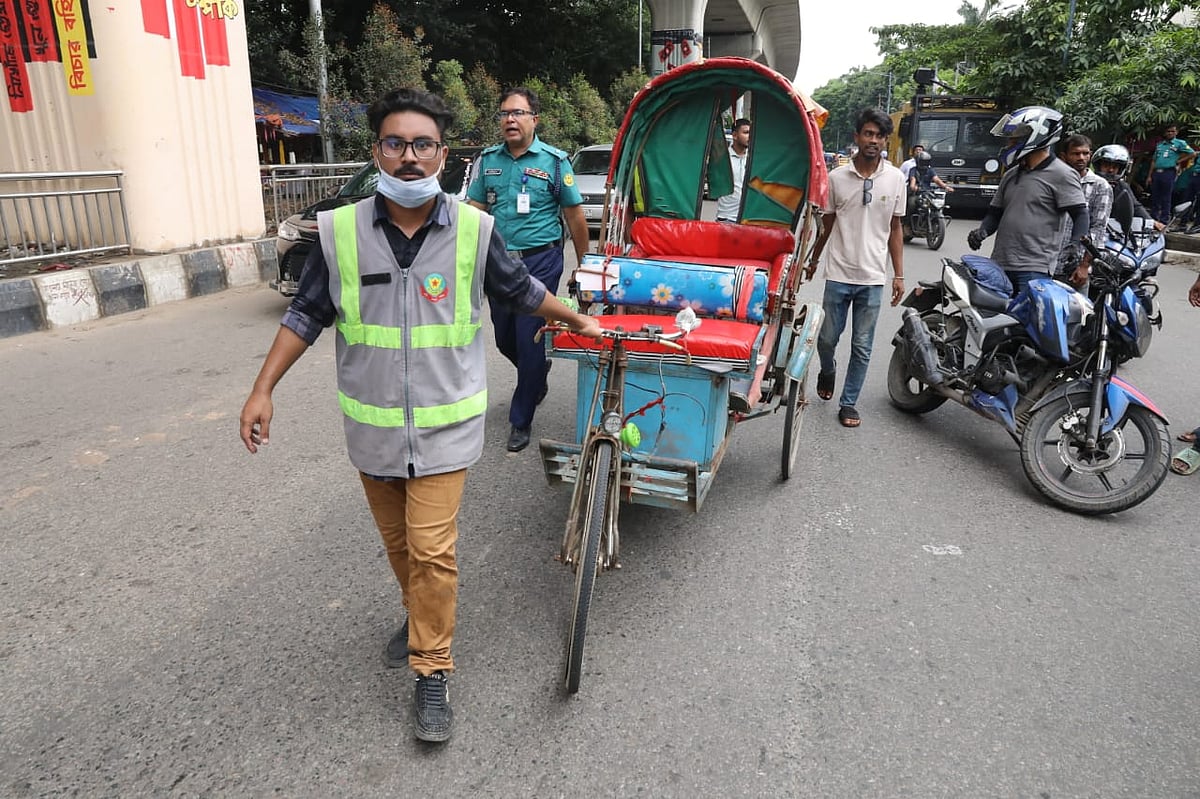 ট্রাফিক সহায়কের কাজ করছেন এক শিক্ষার্থী। মতিঝিল এলাকা, ঢাকা, ৫ অক্টোবর, ২০২৫