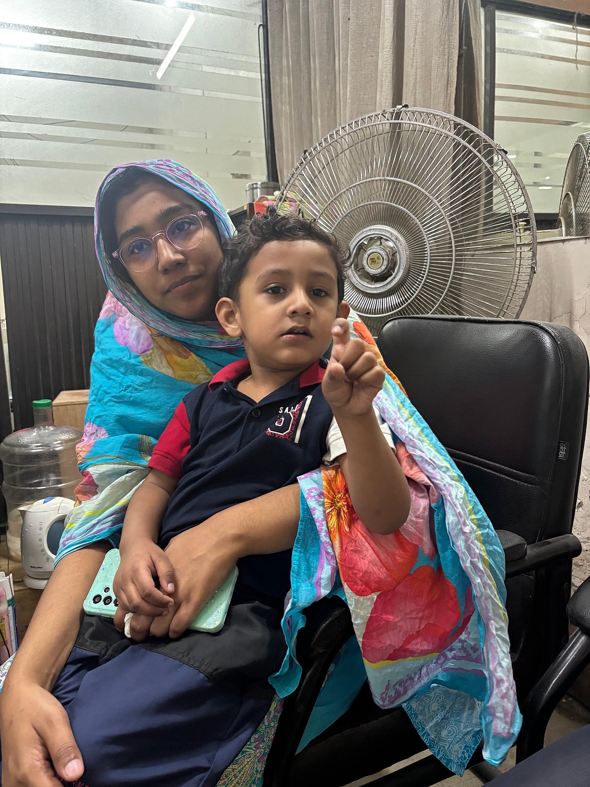 নিহত আবুল কালামের স্ত্রী আইরিন আক্তার পিয়া ও ছেলে আব্দুল্লাহ আবরার। ২ নভেম্বর দুপুরে নারায়ণগঞ্জের সোনালী ব্যাংকে তোলা