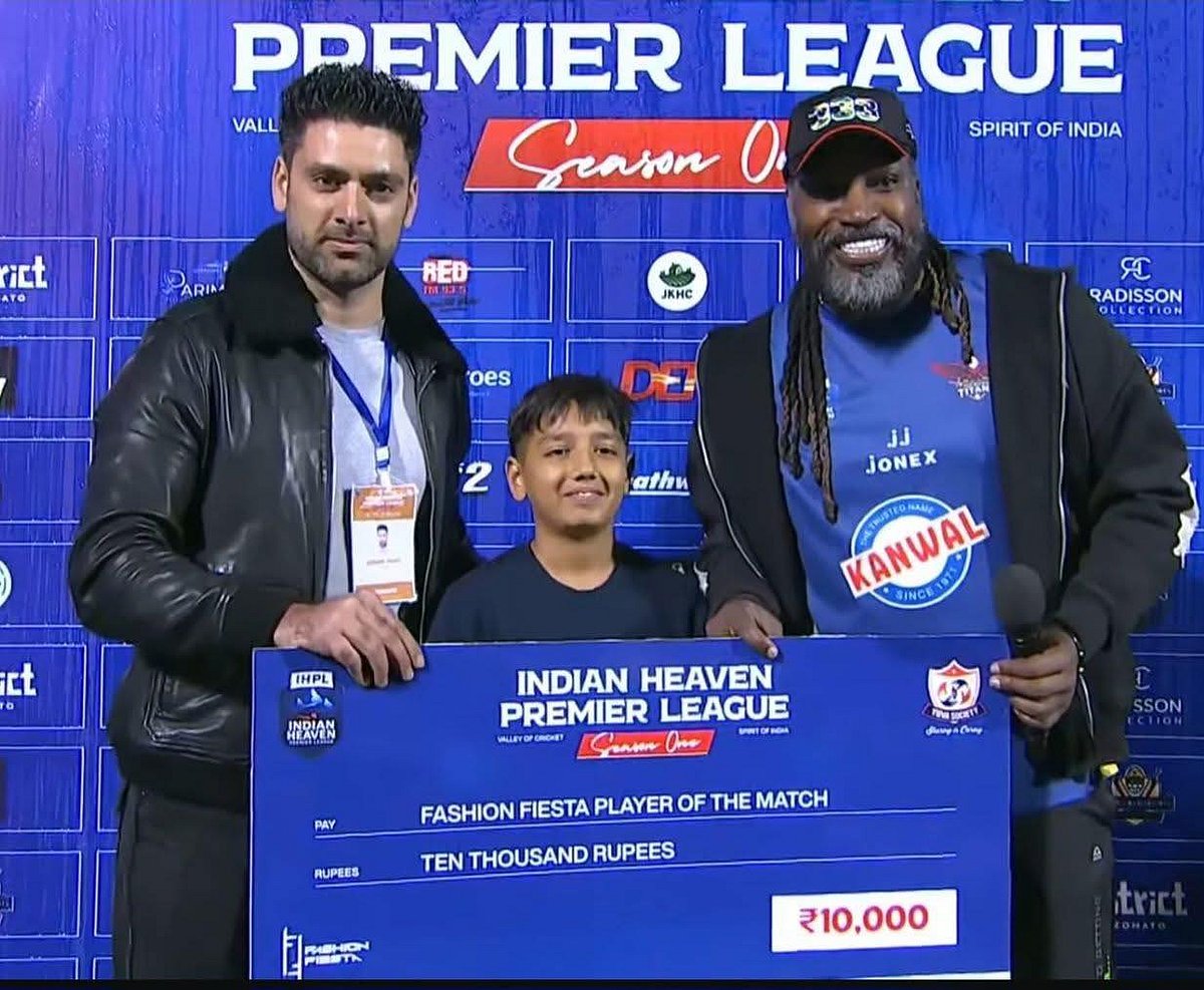 আইএইচপিএলে ম্যাচসেরার পুরস্কার হাতে ক্রিস গেইল