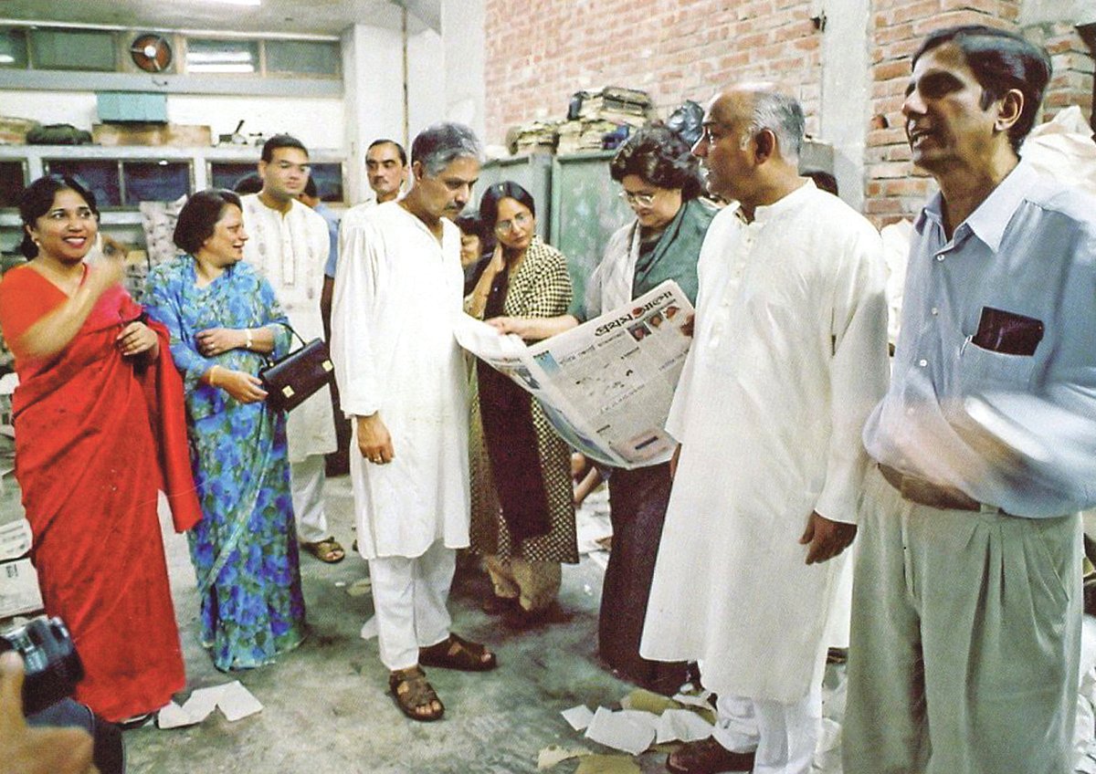 ১৯৯৮ সালের ৩ নভেম্বর রাতে ছাপাখানায় প্রথম আলোর প্রথম কপি হাতে। (ডান থেকে) মতিউর রহমান, লতিফুর রহমান এবং অন্যরা