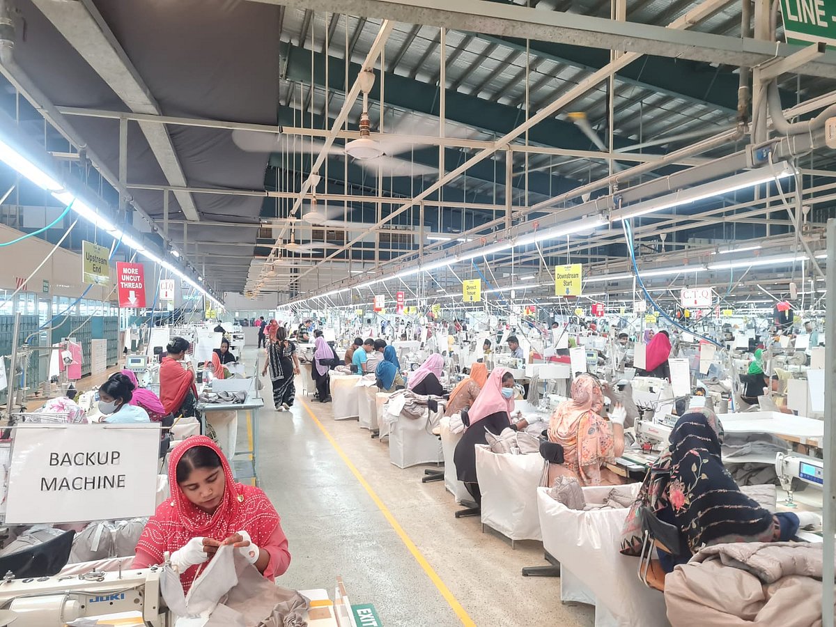 কেইপিজেডে ইয়াংওয়ান করপোরেশনের কারখানায় কাজ করছেন শ্রমিকেরা। গত এপ্রিলে  চট্টগ্রামের আনোয়ারায় কেইপিজেডে