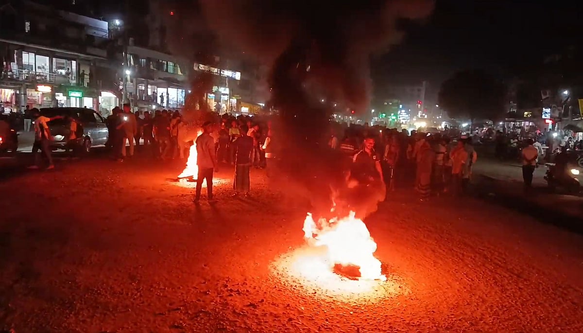 মেহেরপুরের গাংনীতে বিএনপির মনোনয়নবঞ্চিত জেলা বিএনপির সভাপতি জাভেদ মাসুদের অনুসারীরা সড়কে টায়ার জ্বালিয়ে বিক্ষোভ করেন। আজ সোমবার রাত আটটায় কুষ্টিয়া-মেহেরপুর সড়কে