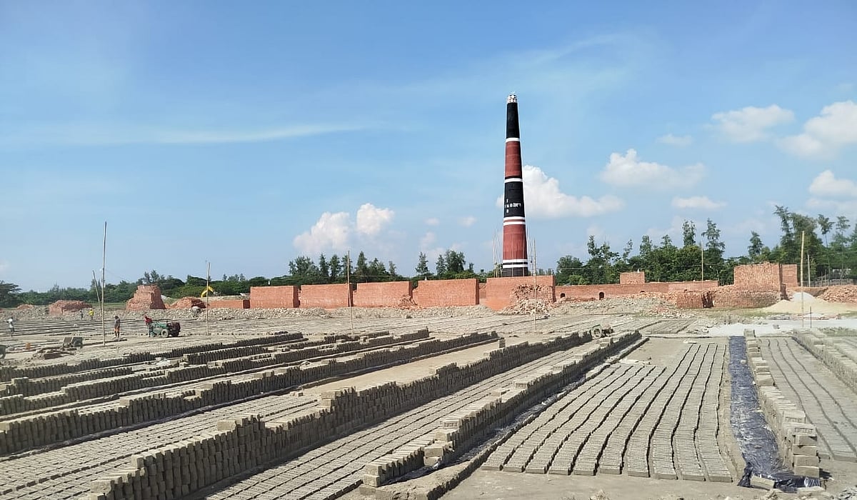 লক্ষ্মীপুরের রামগতির চর রমিজ ইউনিয়নের চর আফজল গ্রামে কৃষিজমি ও বসতবাড়ির পাশে একটি ইটভাটা। গত বৃহস্পতিবার দুপুরে তোলা