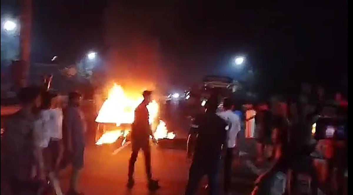 মাদারীপুর-১ আসনে কামাল জামান মোল্লাকে মনোনয়ন দেওয়ায় ঢাকা–ভাঙ্গা এক্সপ্রেসওয়েতে টায়ার জ্বালিয়ে বিক্ষোভ করেন মনোনয়নবঞ্চিত বিএনপি নেতা সাজ্জাদ হোসেনের অনুসারীরা। সোমবার রাত সাড়ে আটটার দিকে এক্সপ্রেসওয়ের পাঁচ্চর গোলচত্বরে