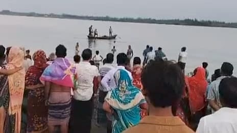 খবর পেয়ে ঘটনাস্থলে যায় টঙ্গী ফায়ার সার্ভিসের একটি ডুবুরি দল। গতকাল রোববার বিকেলে নরসিংদীর রায়পুরার পলাশতলী ইউনিয়নের মল্লিকপুর গ্রামে