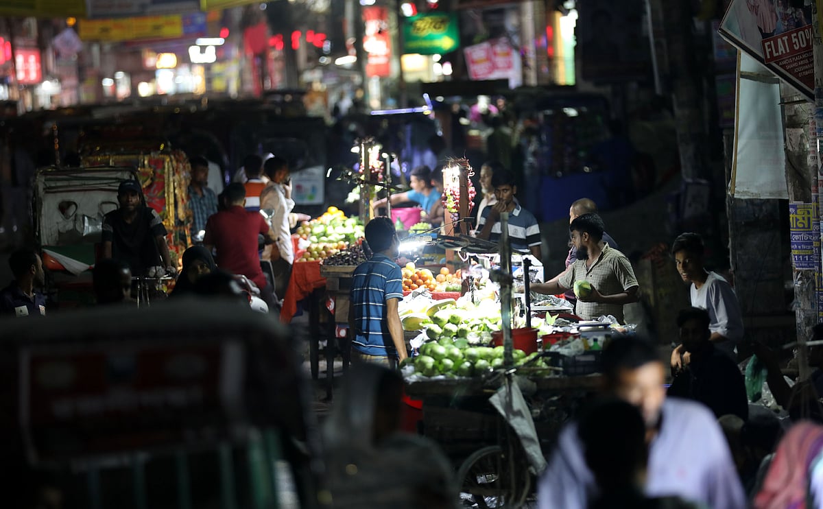 বগুড়া শহরের জলেশ্বরীতলা এলাকার রোমেনা আফাজ সড়কে প্রতিদিন রাস্তা দখল করে বসে অর্ধশতাধিক দোকান। সম্প্রতি তোলা