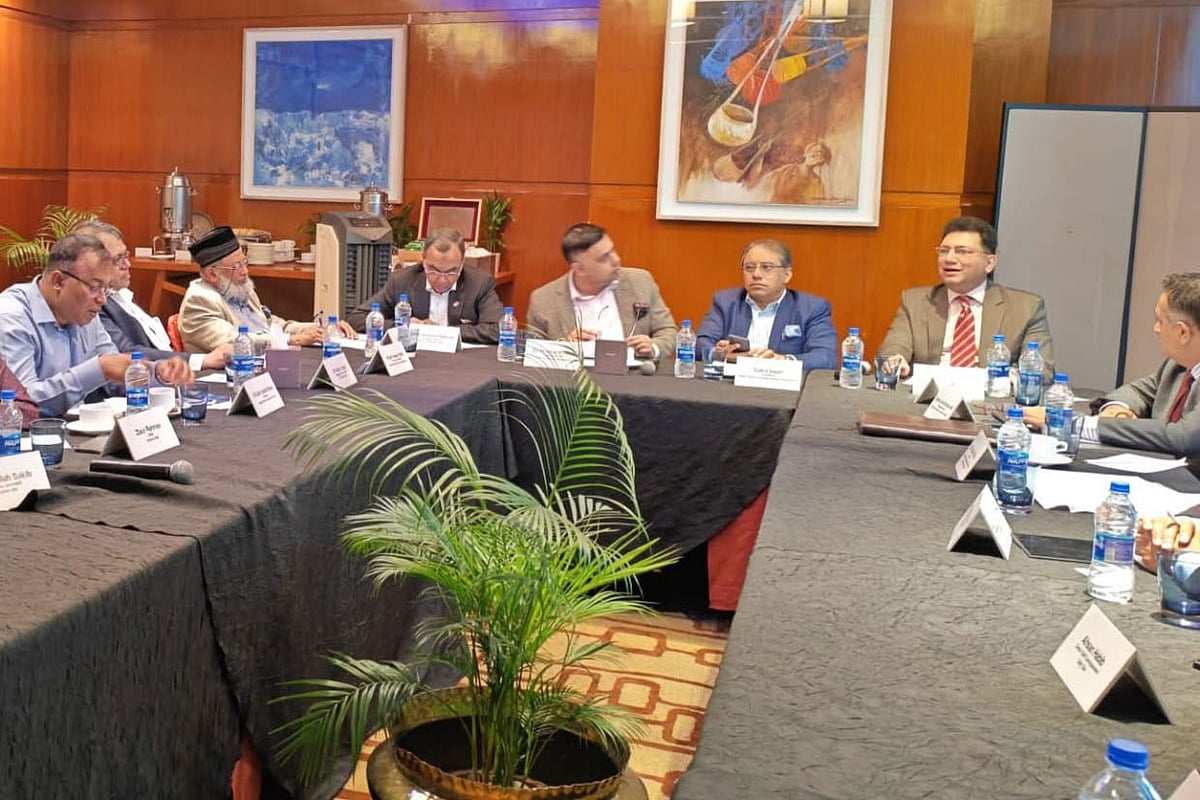 পলিসি এক্সচেঞ্জ বাংলাদেশ আয়োজিত ‘বাংলাদেশের ব্যাংকিং খাতে আস্থা পুনরুদ্ধার: মূলধন এখন কেন সবচেয়ে বেশি গুরুত্বপূর্ণ’ শীর্ষক গোলটেবিল আলোচনায় বক্তারা। আজ সোমবার ঢাকার একটি হোটেলে