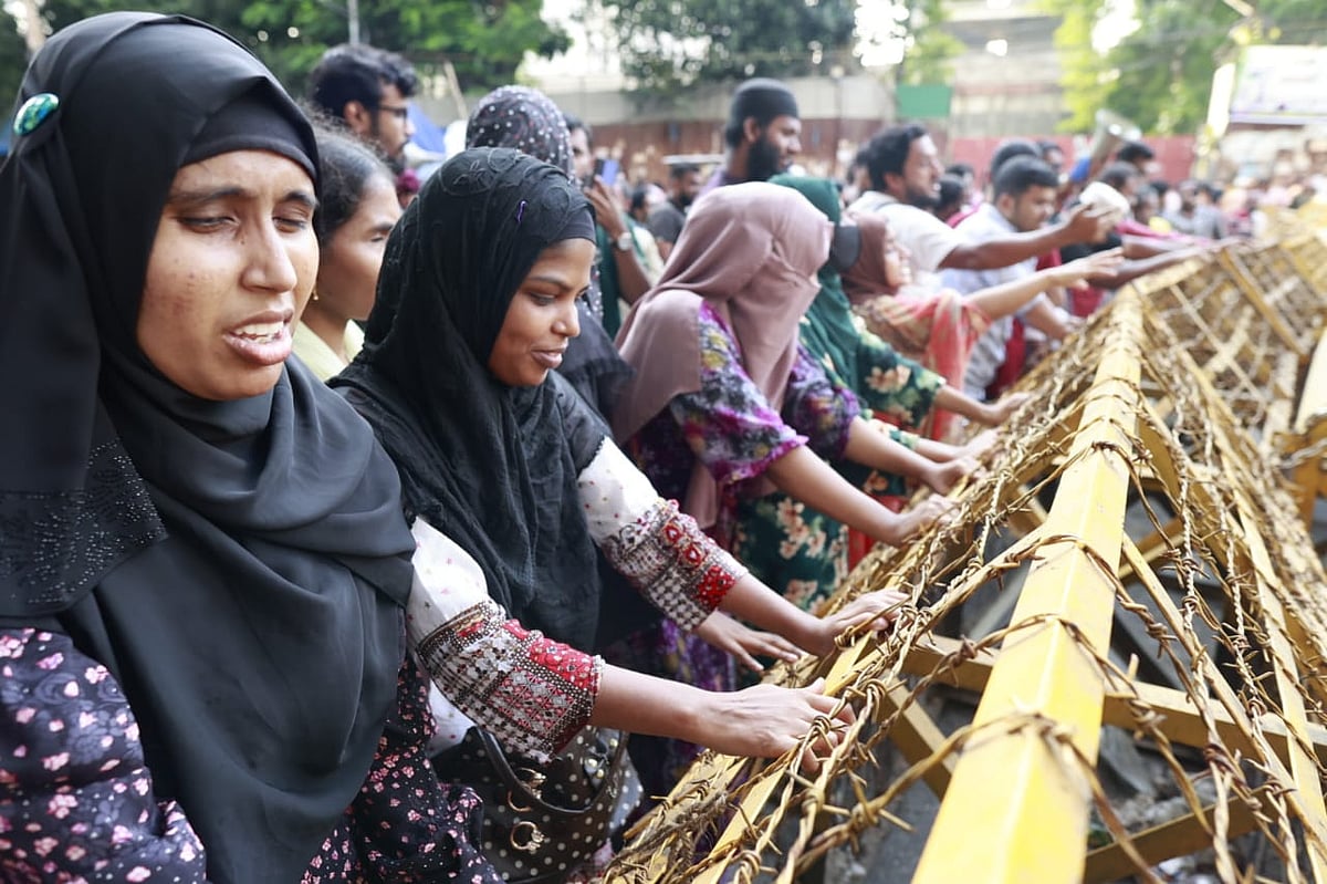 চাকরিপ্রত্যাশী প্রতিবন্ধী গ্র্যাজুয়েট পরিষদের পাঁচ দফা দাবি বাস্তবায়নের লক্ষ্যে বিশেষ নিয়োগ ও সরকারি চাকরিতে বয়সসীমা বাড়ানোর দাবিতে আজ সোমবার প্রধান উপদেষ্টার বাসভবন যমুনা পর্যন্ত পদযাত্রা করতে চেয়েছিলেন তাঁরা। তবে শাহবাগ মোড়ের আগেই ব্যারিকেড দিয়ে তাঁদের আটকে দেয় পুলিশ