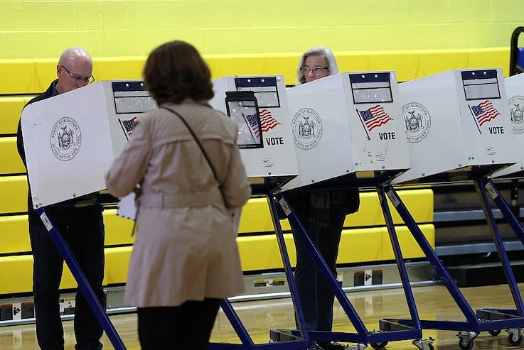 নিউইয়র্কের মেয়র নির্বাচনে আগাম ভোট দিচ্ছেন ভোটারেরা। ২৭ অক্টোবর, ২০২৫