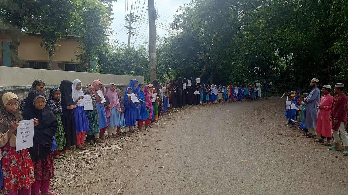 মানববন্ধনে অংশ নিতে শ্রেণিকক্ষ থেকে শিশুশিক্ষার্থীদের ডেকে আনা হয়। সোমবার দুপুরে ফেনীর পরশুরাম উপজেলার পরশুরাম-বক্সমাহমুদ প্রধান সড়কে