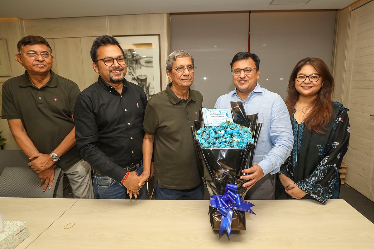 প্রথম আলোর প্রতিষ্ঠাবার্ষিকীতে সম্পাদক মতিউর রহমানকে ফুলেল শুভেচ্ছা জানান গ্রামীনফোনের কর্মকর্তারা