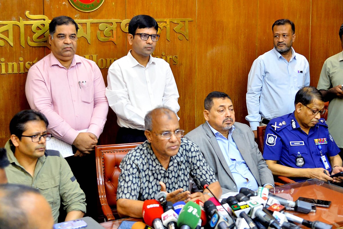 স্বরাষ্ট্র উপদেষ্টা মো. জাহাঙ্গীর আলম চৌধুরী। আজ মঙ্গলবার সচিবালয়ে সংবাদ সম্মেলনে