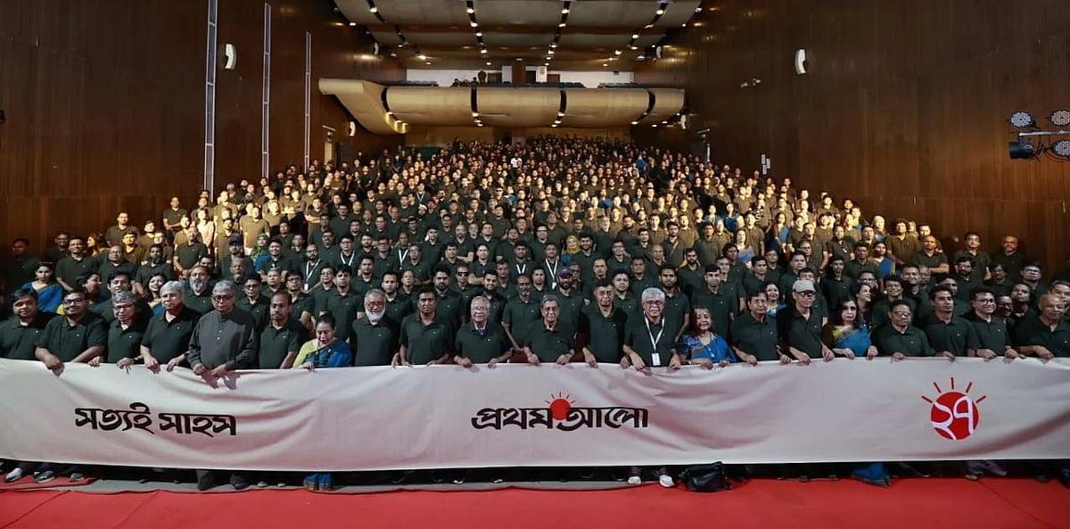 জাতীয় সংগীত পরিবেশনের মধ্য দিয়ে প্রথম আলোর প্রীতি সমাবেশ শুরু হয়েছে। কৃষিবিদ ইনস্টিটিউশন, ফার্মগেট, ঢাকা, ৪ নভেম্বর