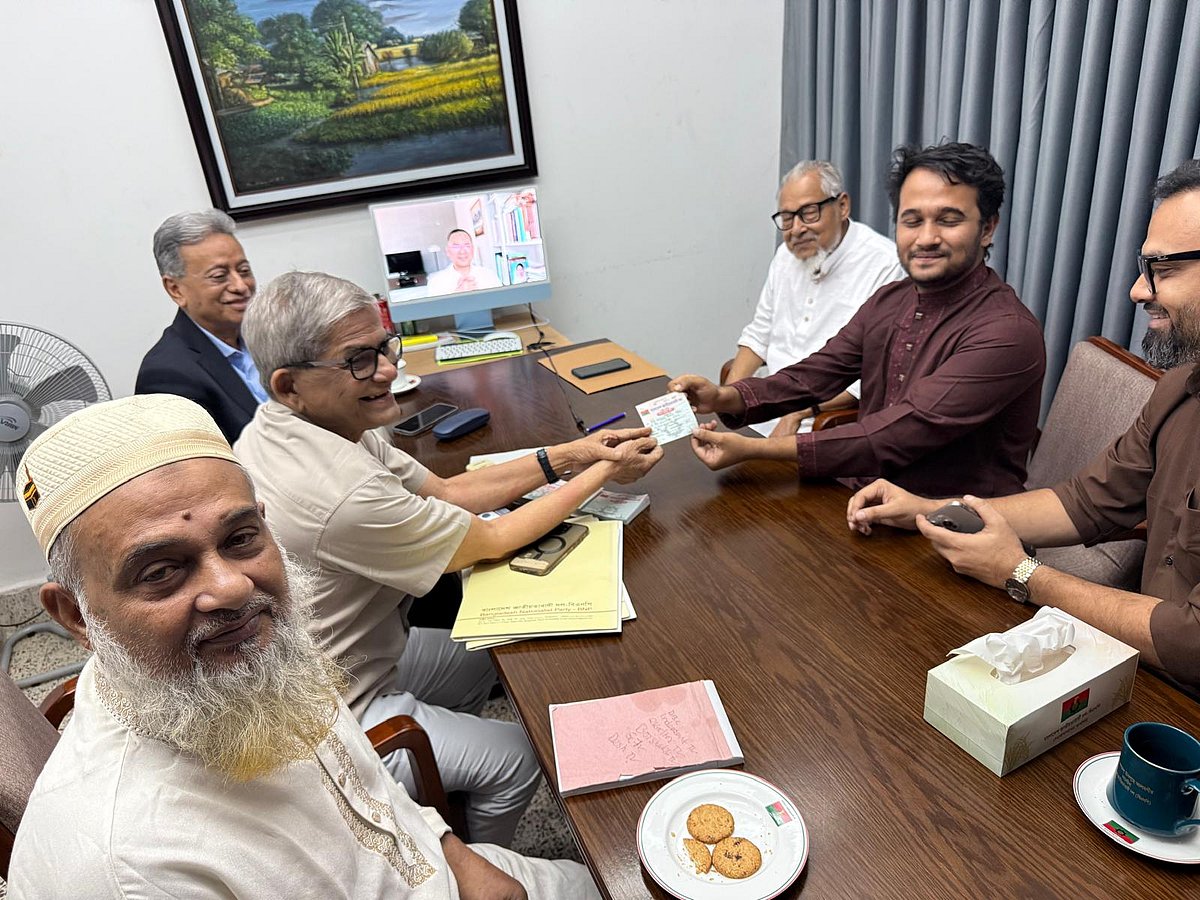 জুলাই শহীদ স্মৃতি ফাউন্ডেশনের সাবেক প্রধান নির্বাহী কর্মকর্তা মীর মাহবুবুর রহমান (স্নিগ্ধ) আজ মঙ্গলবার রাতে গুলশানে বিএনপির চেয়ারপারসনের কার্যালয়ে গিয়ে দলটির সদস্য পদ নেন