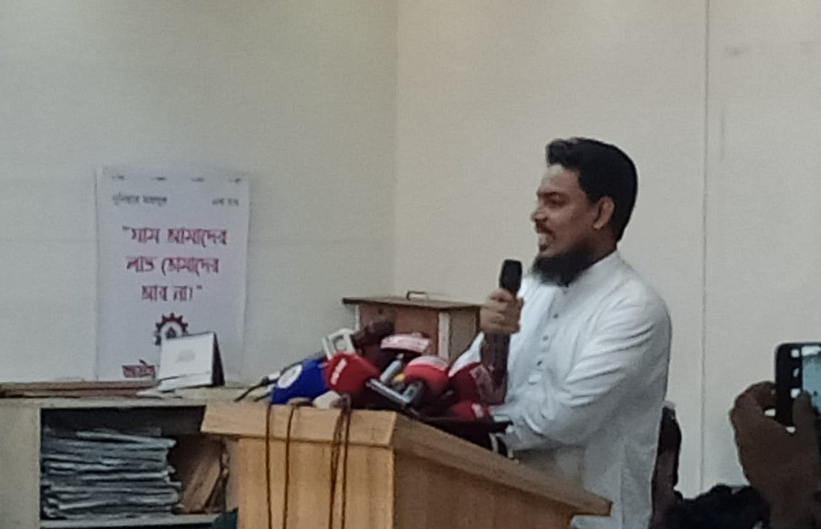 আলোচনা সভায় বক্তব্য দেন আখতার হোসেন