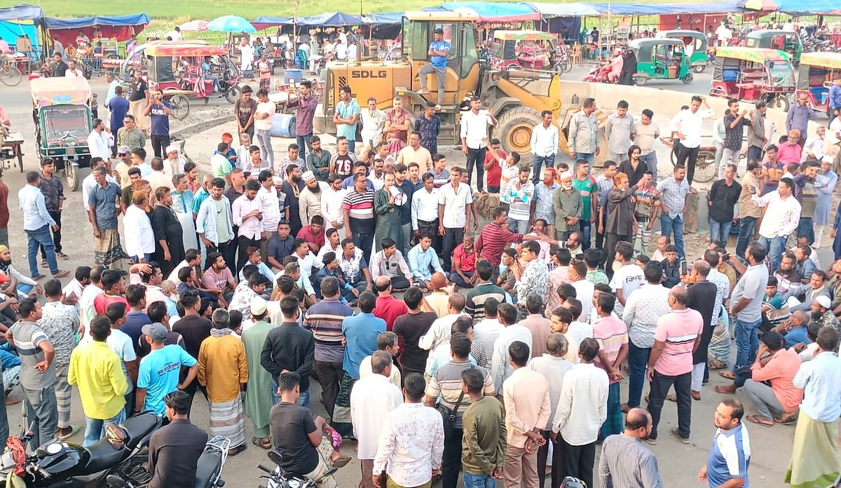 মান্দায় বিএনপির মনোনীত প্রার্থী পরিবর্তনের দাবিতে মহাসড়ক অবরোধ করে বিক্ষোভ। মঙ্গলবার বিকেলে উপজেলার ফেরিঘাট এলাকায়
