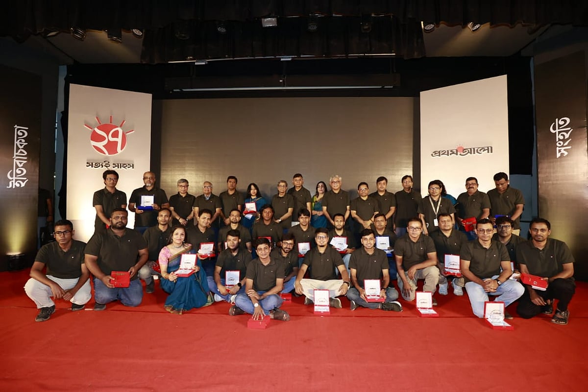 প্রথম আলোর জ্যেষ্ঠ কর্মীদের সঙ্গে সেরা কর্মীরা