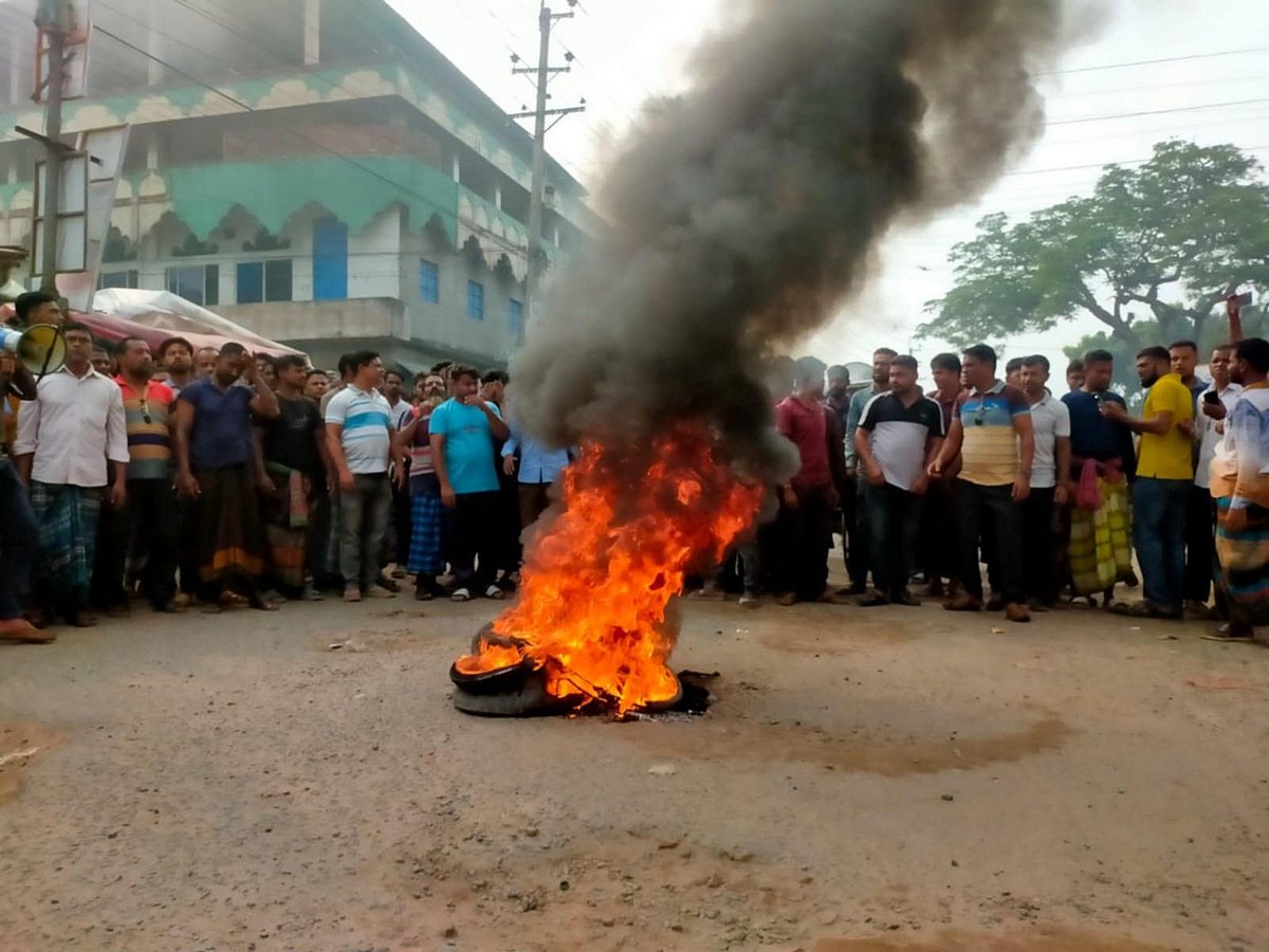 সাতক্ষীরার লতা হাসপাতাল মোড়ে সড়ক অবরোধ করে মিছিল ও সমাবেশ করেন বিএনপি নেতা শহিদুল আলমের কর্মী–সমর্থকেরা। আজ সোমবার বেলা ১১টায়